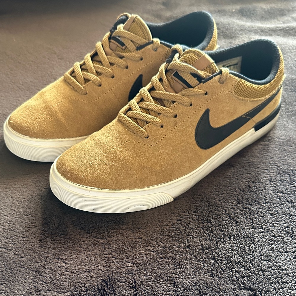 Nike Men's Brown Sneakers with Black Accents